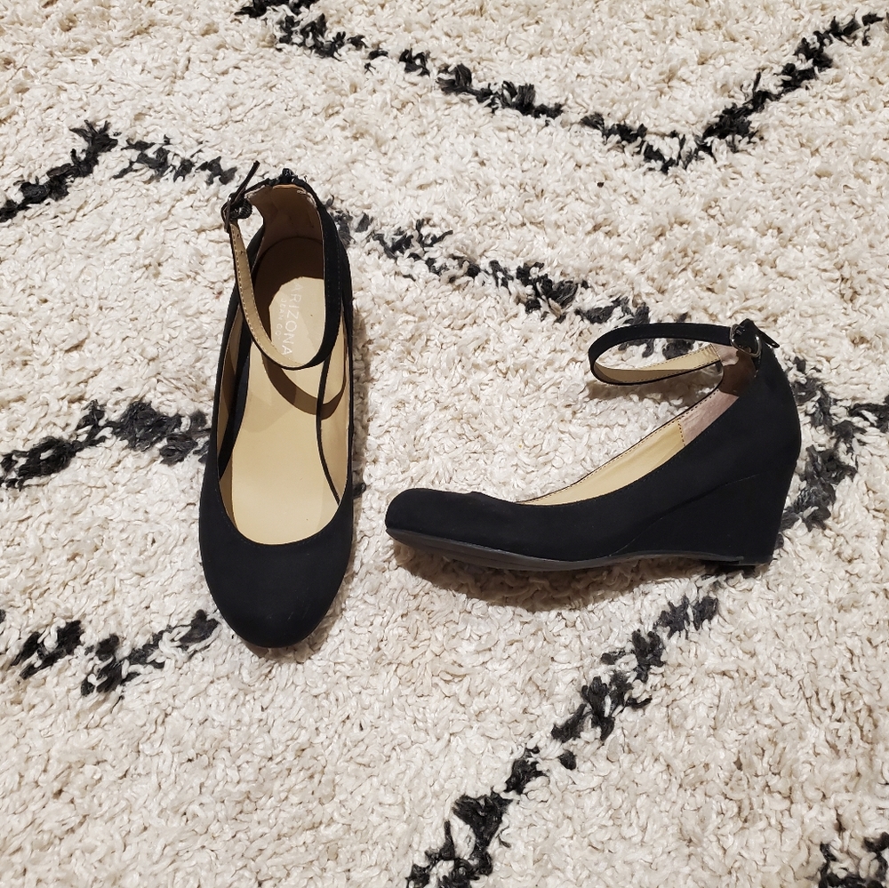 Arizona jean Co. black wedges size 7.5 u.s.